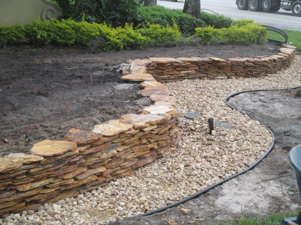 flagstone-stacked-decorative-wall-with-brown-river-rock-accent